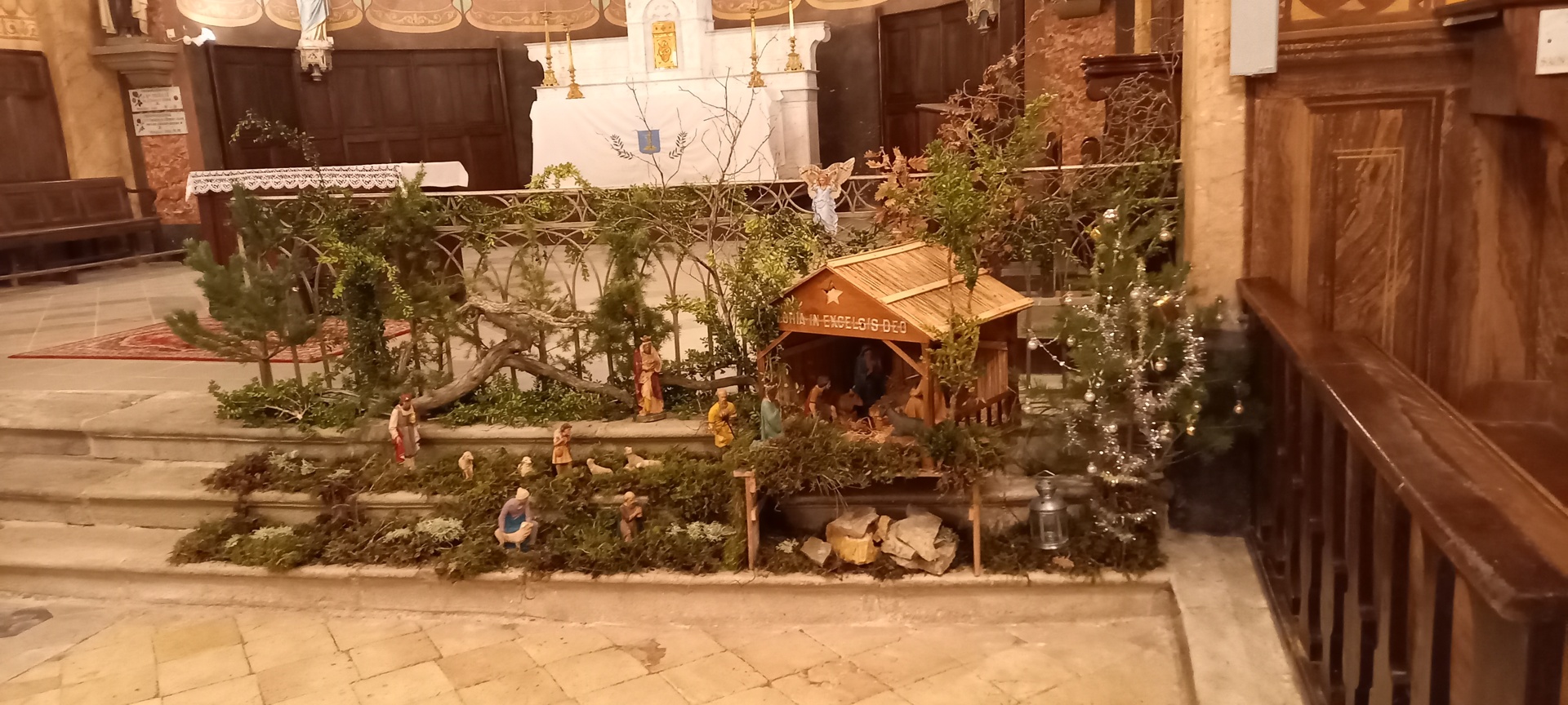 Crèche église Rémuzat