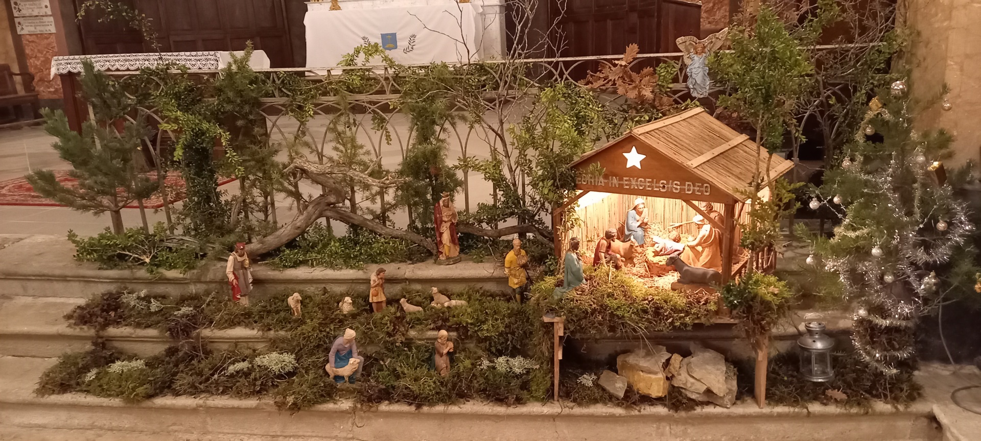 Crèche église Rémuzat